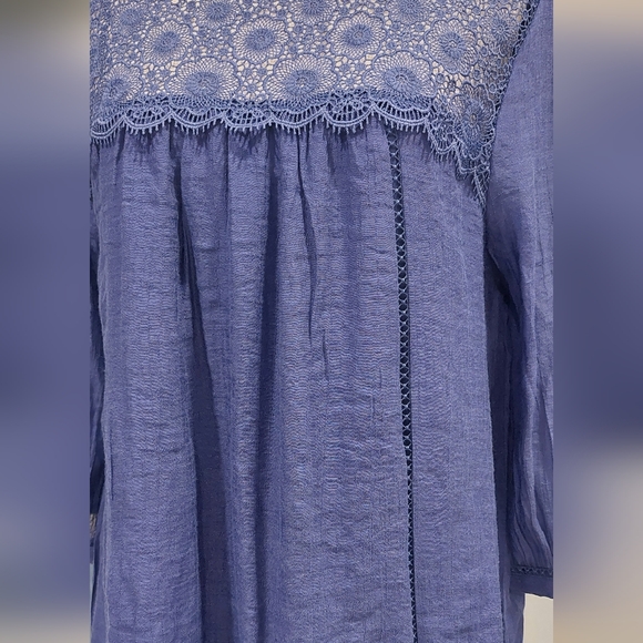 Chic Navy Lace Detail Blouse - Picture 2 of 7